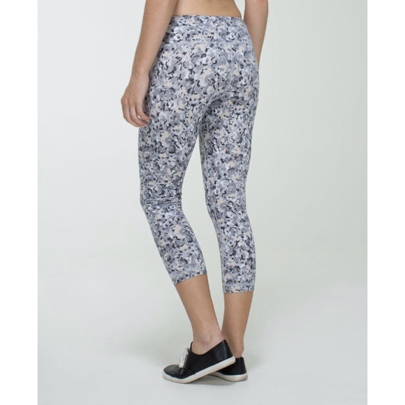 lululemon athletica Pants - Lululemon Wunder Under Crop-Not So Petite Fleur Silver Spoon / Silver Spoon 4